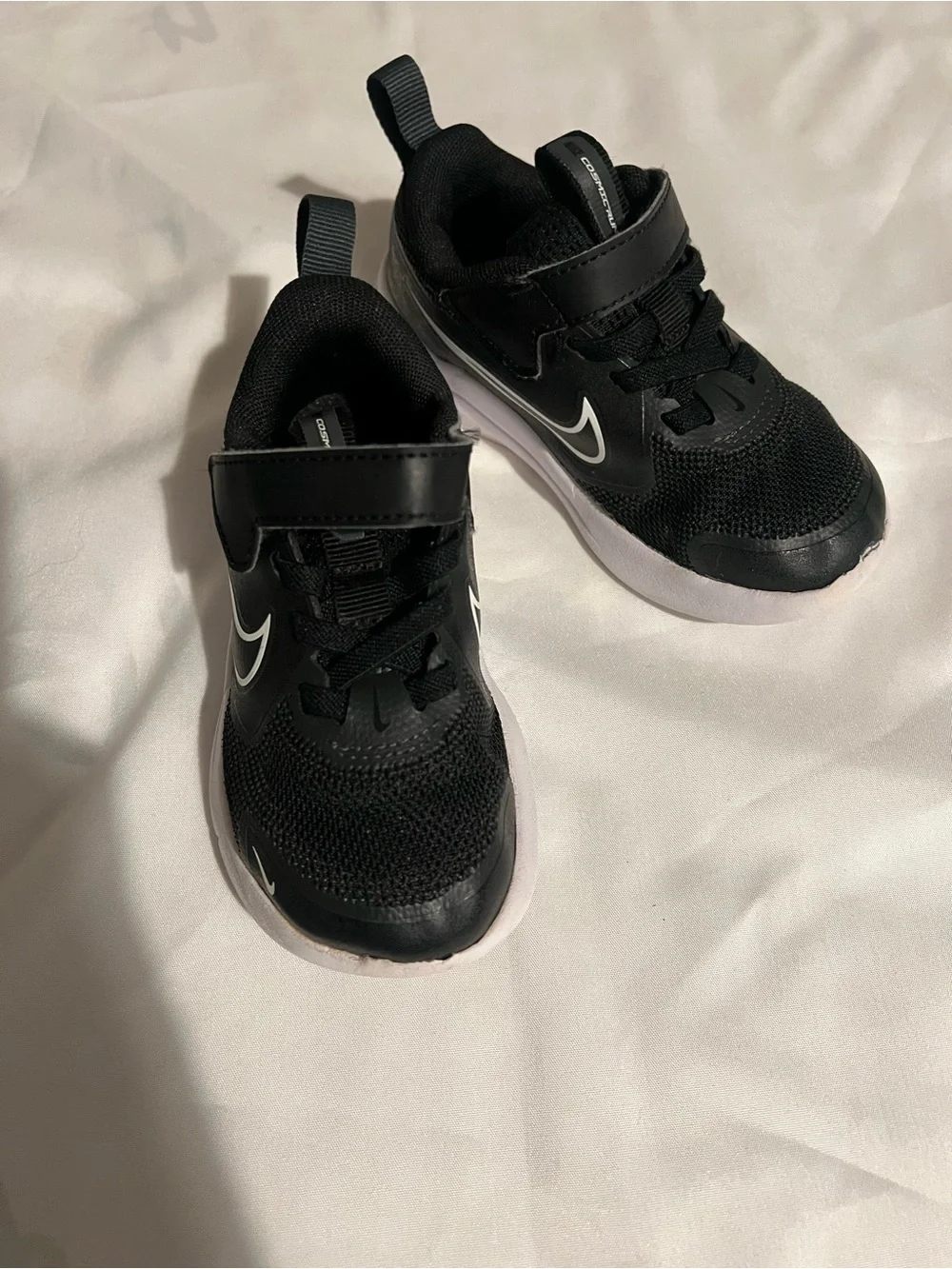 Nike Toddler Cosmic Runner Black and White Lightweight Sneakers Size 8C